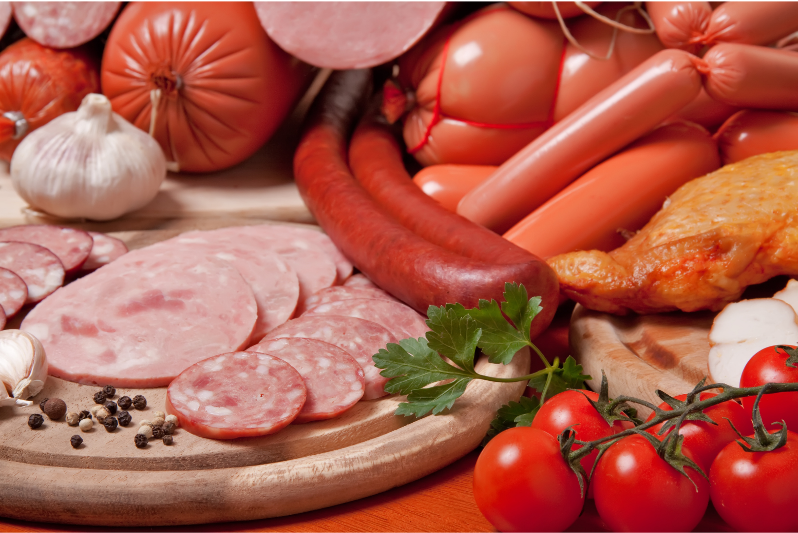 Variedad de embutidos y fiambres